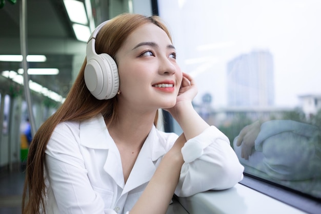 Image de la belle jeune femme asiatique dans le métro