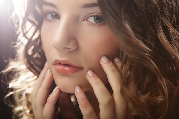 Image de belle jeune femme aux cheveux bouclés