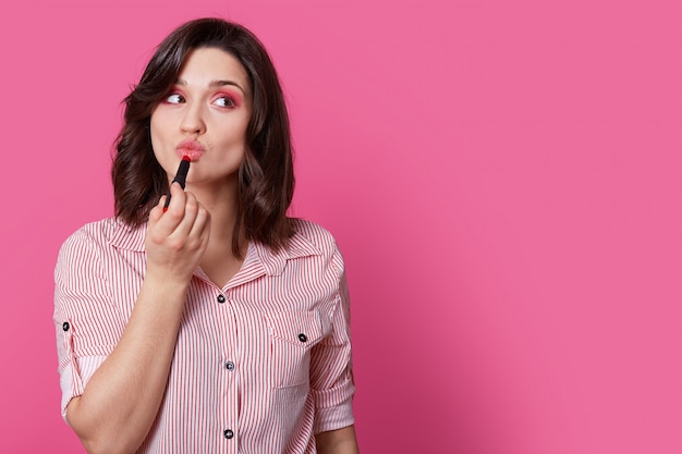 Image de la belle jeune femme avec du maquillage