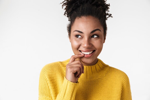 Image d'une belle jeune femme émotive excitée heureuse réfléchie posant sur un mur blanc.