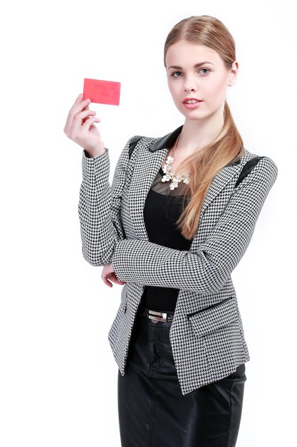 Une image de belle jeune femme montrant un carton rouge