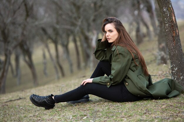 Image de la belle jeune femme portant une veste de pluie par temps froid