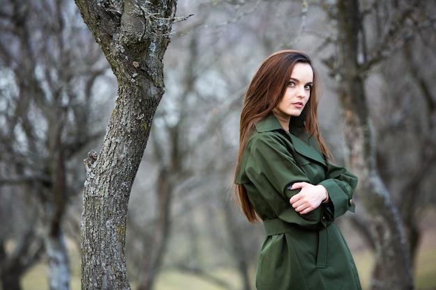 Image de la belle jeune femme portant une veste de pluie par temps froid