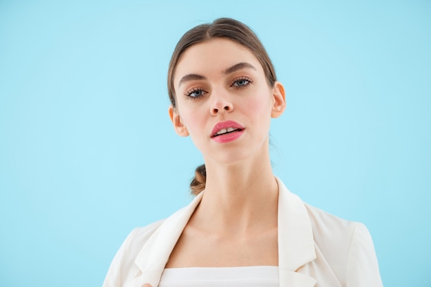 Image De La Belle Jeune Femme Posant Isolée.