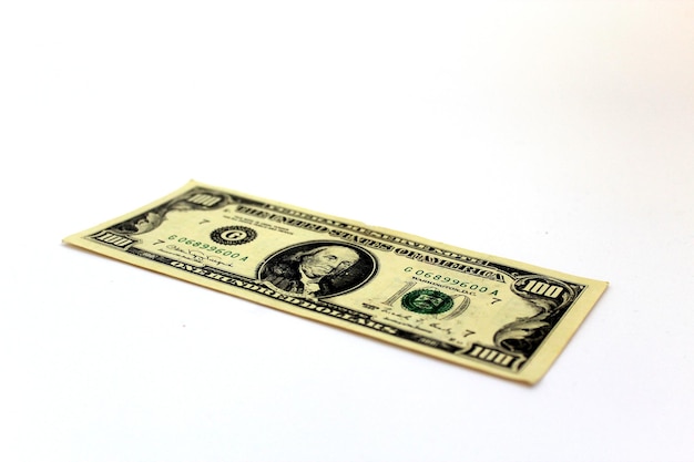 Image d'un billet de cent dollars isolé sur un fond blanc