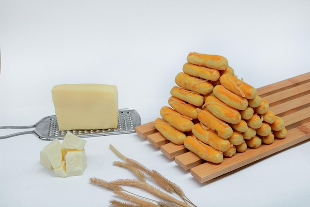 Image de biscuits au fromage sur fond blanc