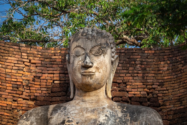 Image de Bouddha dans Wat Phra Si lriyabot au parc historique de Kamphaeng Phet, province de Kamphaeng Phet