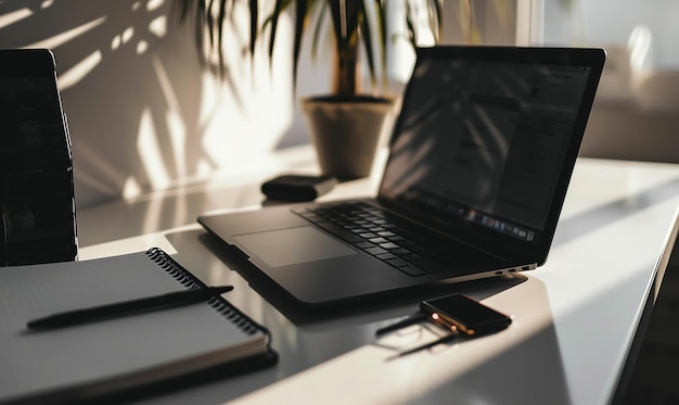 Image d'un bureau de bureau minimaliste avec une lampe