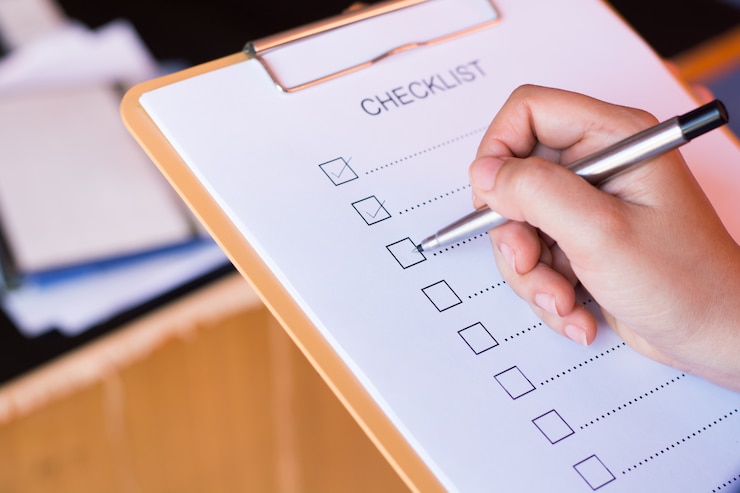 Photo image de businessfemale préparant une liste de contrôle au bureau
