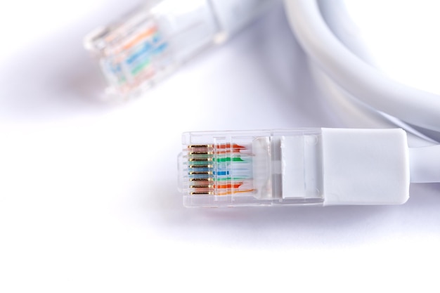 Une image de câble réseau informatique sur fond blanc