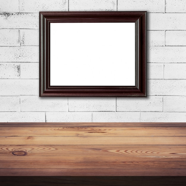 image de cadre sur le mur de briques blanches et de la texture de fond de table en bois avec espace