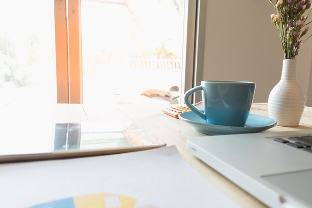 Image de café sur le bureau des gens d&#39;affaires travaillant à la réunion