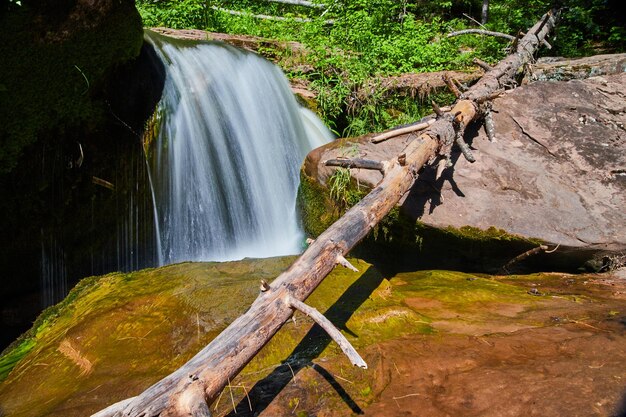 Image de la cascade sur les rochers avec un long journal