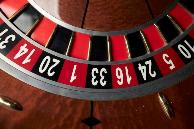 Image de casino en ligne de paris sur le thème du casino de couleur rouge roue de roulette de poker de casino