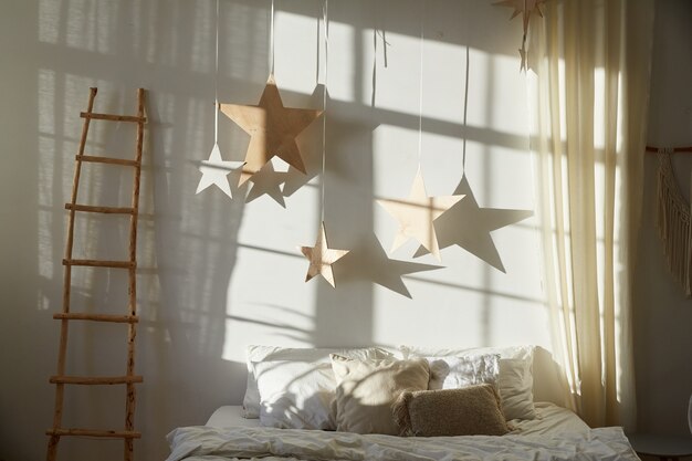 Image d'une chambre moderne avec lit et décoration en forme d'étoiles