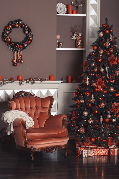 Image de cheminée et arbre de Noël décoré avec un cadeau