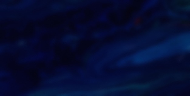 une image d'un ciel bleu foncé avec un fond sombre