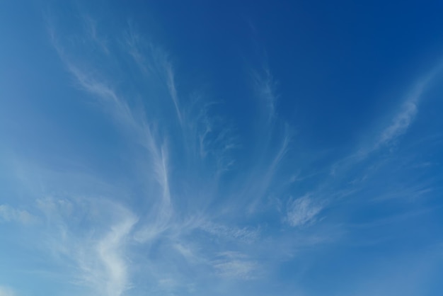 Une image d'un ciel bleu avec des nuages et un nuage blanc