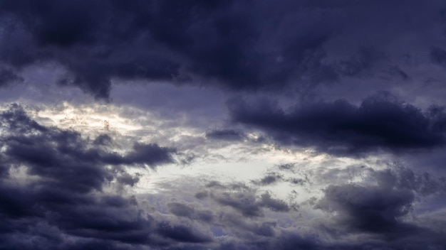 Image avec ciel dramatique avant de pleuvoir en été