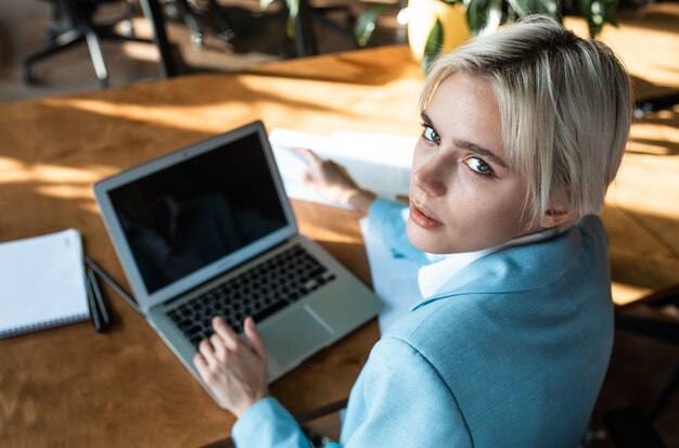 Image cinématographique d'une belle jeune femme d'affaires. Portrait d'un employé dans son bureau