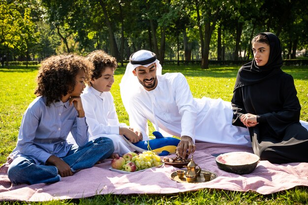 Image cinématographique d'une famille des émirats passant du temps au parc