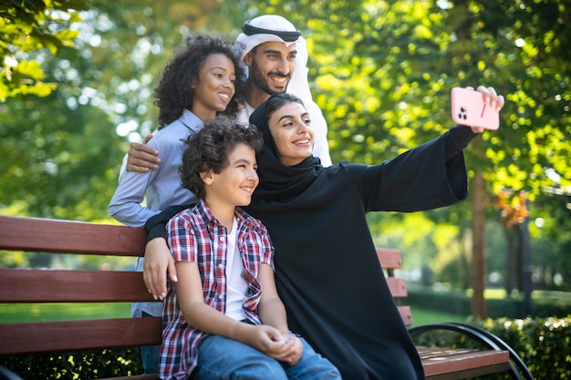 Image cinématographique d'une famille jouant au terrain de jeu à Dubaï