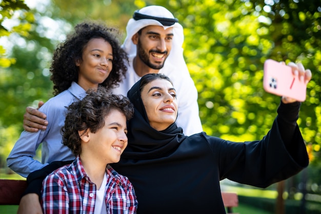 Image cinématographique d'une famille jouant au terrain de jeu à Dubaï