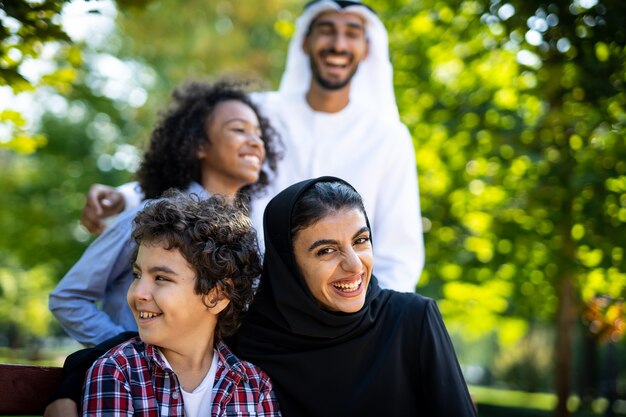 Image cinématographique d'une famille jouant au terrain de jeu à Dubaï