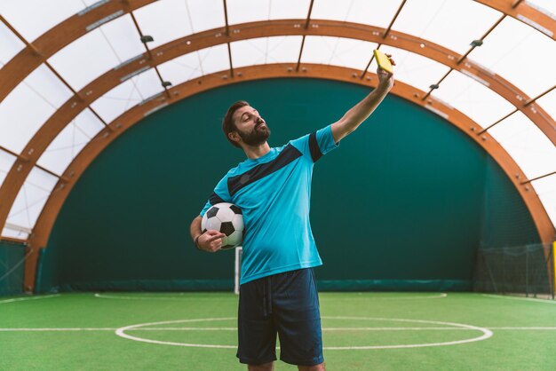 Image cinématographique d'un joueur de football freestyle faisant des tours avec le ballon