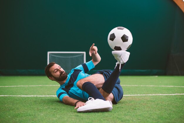 Image cinématographique d'un joueur de football freestyle faisant des tours avec le ballon