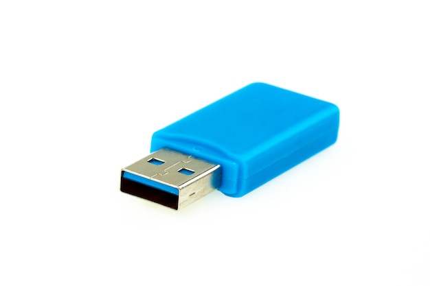 Image d'une clé USB bleue isolée sur blanc