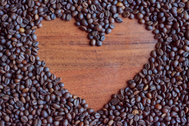 Image d'un coeur sur des grains de café.