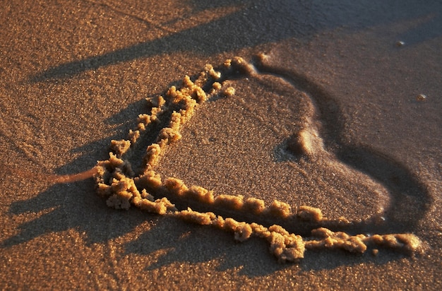 Image de coeur sur le sable