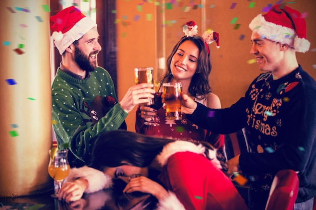 Image composée des amis de fête buvant la bière et le cocktail