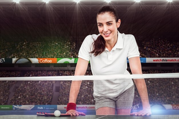 Image composée d'athlète féminin se penchant sur la table de ping-pong