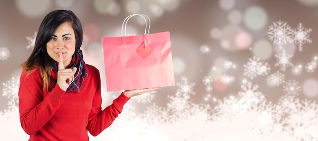 Photo image composée de brunette tenant le sac de cadeau et gardant un secret