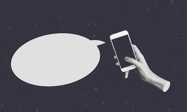 Image composée créative de noir et blanc sur un fond foncé une main tenant un téléphone portable