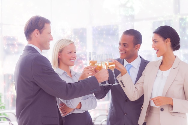 Image composée d'équipe d'affaires célébrant avec le champagne et le grillage