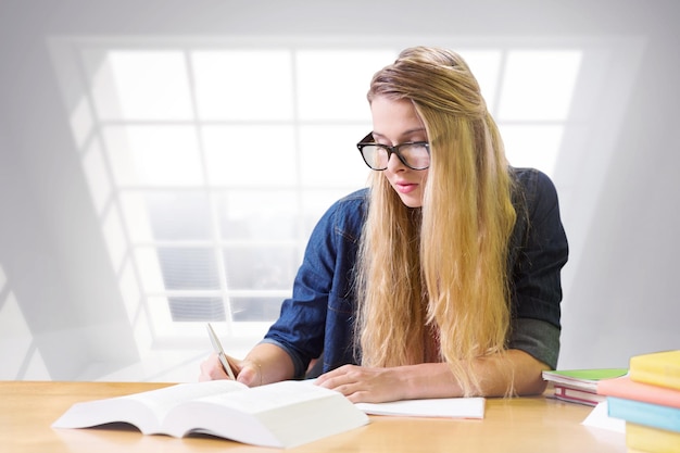 Image composée d'étudiant étudiant dans la bibliothèque