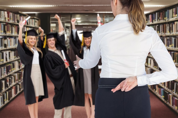 Image composée de femme d'affaires offrant la poignée de main avec des doigts croisés derrière son dos