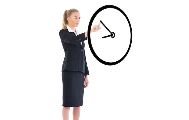 Image composée de femme d'affaires se dirigeant à une horloge sur le fond blanc