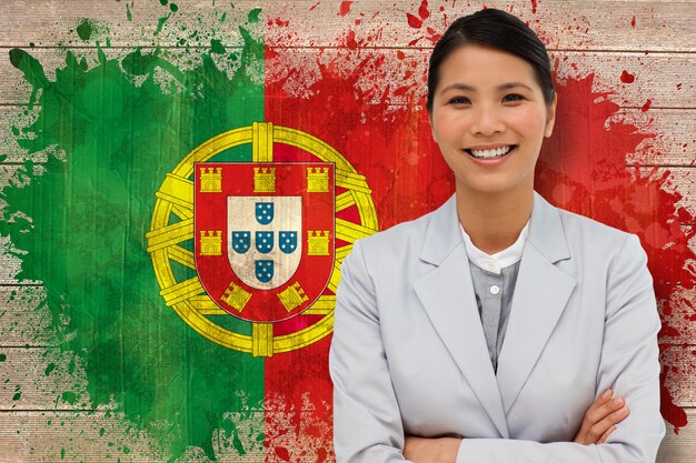 Image composée de femme d'affaires souriante avec les bras croisés