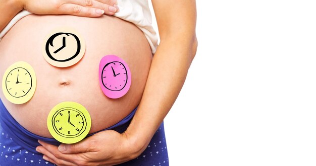 Photo image composée de femme enceinte avec des autocollants sur la bosse