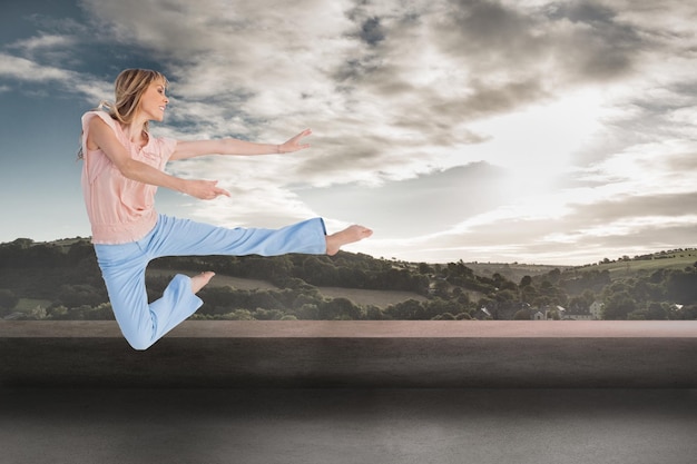 Image composée de femme faisant la pose de danse