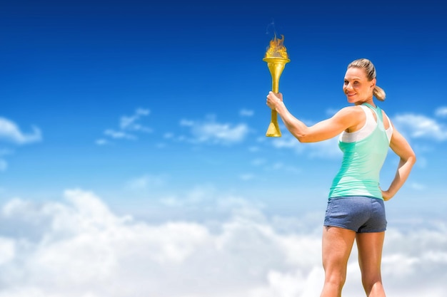 Image composée de femme posant avec le trophée