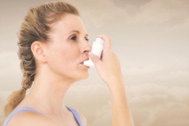 Image composée de femme utilisant l'inhalateur pour l'asthme