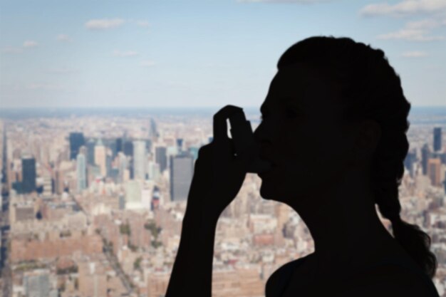 Image composée de femme utilisant l'inhalateur pour l'asthme