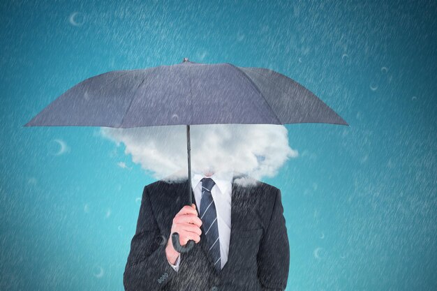 Image composée d'homme d'affaires peu souriant s'abritant sous le parapluie