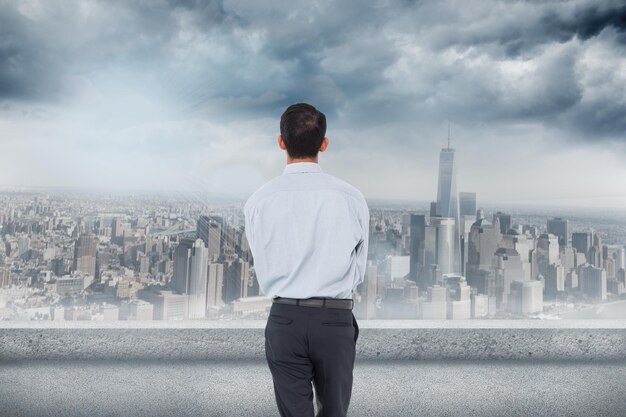 L'image composée de l'homme d'affaires regarde le paysage urbain