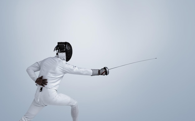 Image composée d'homme portant le costume d'escrime pratiquant avec l'épée